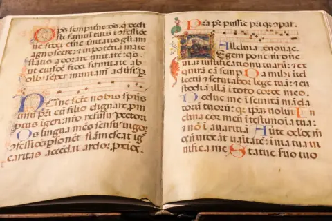 Jak literatura średniowieczna zalecała osiąganie doskonałości?