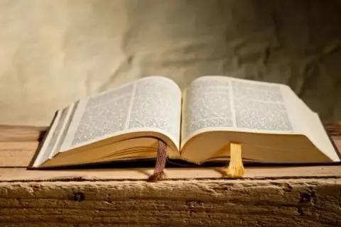 Czy Biblia to literatura? Odkryj jej literackie tajemnice i wpływ