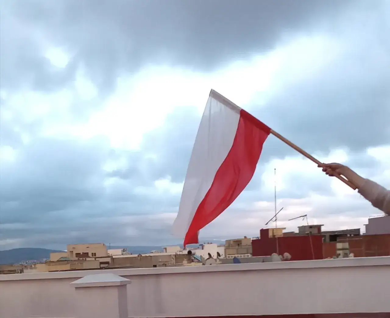 Zdjęcie Barwy ojczyste wiersz - odkryj głębię patriotyzmu i symboli Polski